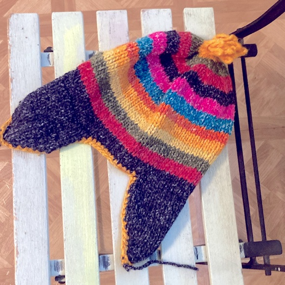 Warm wool beanie with itty Pom Pom - Picture 2 of 2